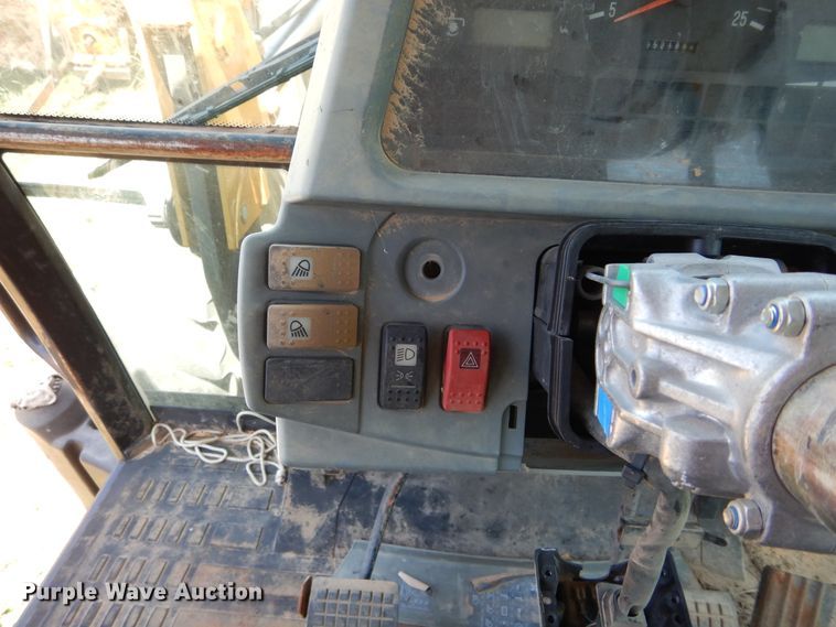 image for item HV9229 2005 Challenger MT465B  MFWD tractor