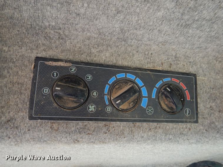 image for item HV9229 2005 Challenger MT465B  MFWD tractor