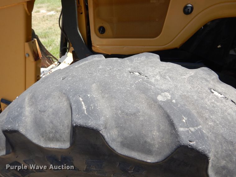 image for item HV9229 2005 Challenger MT465B  MFWD tractor