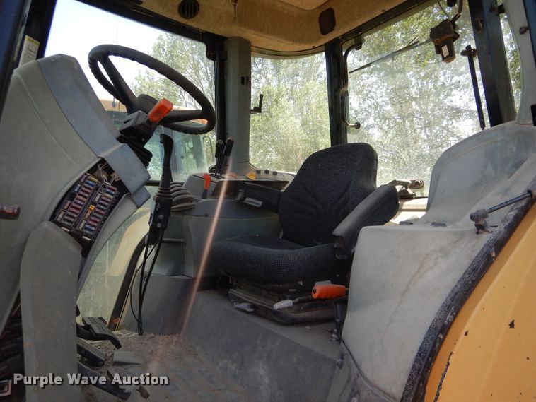 image for item HV9230 2004 Challenger MT465B  MFWD tractor