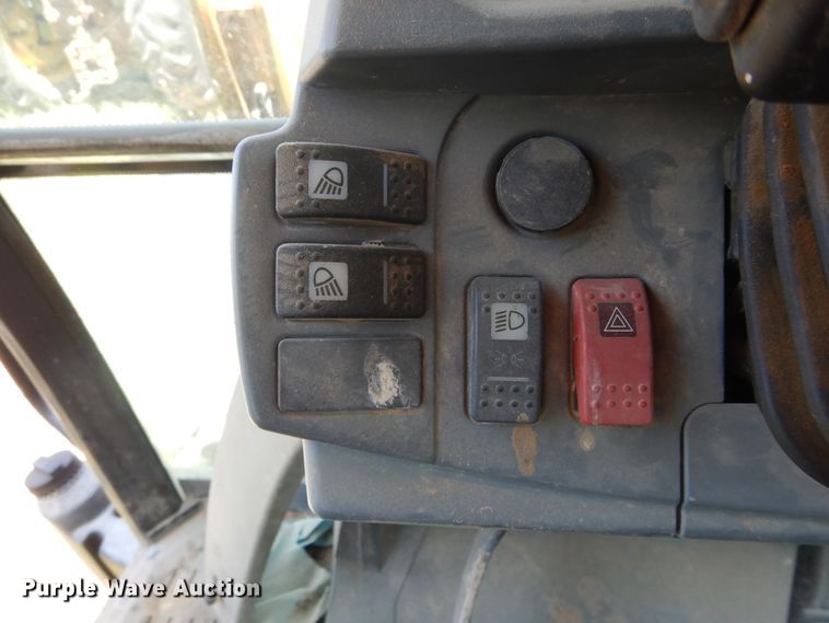 image for item HV9230 2004 Challenger MT465B  MFWD tractor