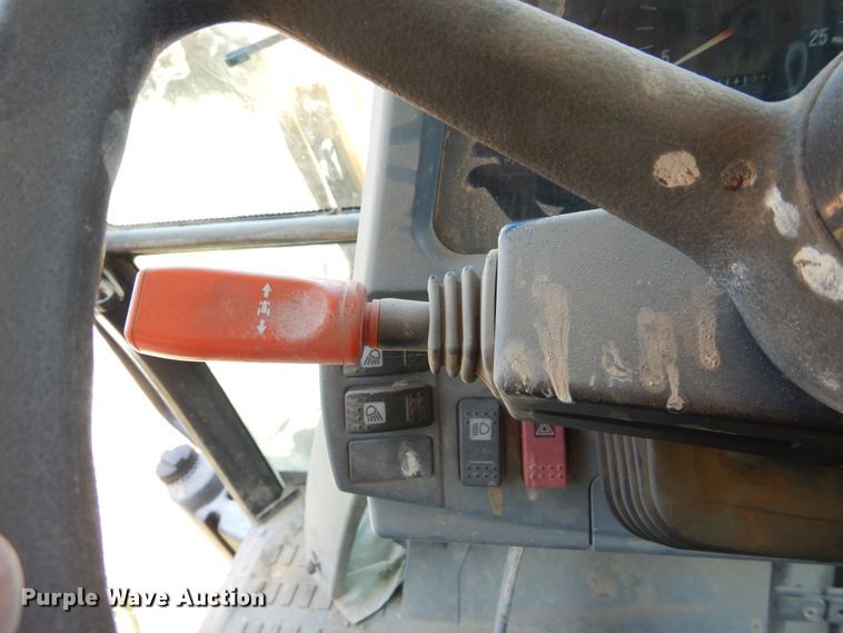 image for item HV9230 2004 Challenger MT465B  MFWD tractor