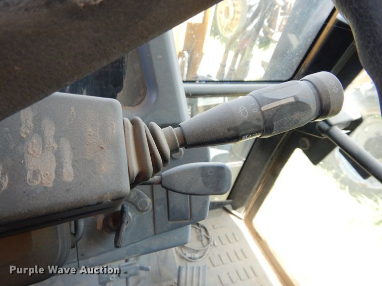 image for item HV9230 2004 Challenger MT465B  MFWD tractor