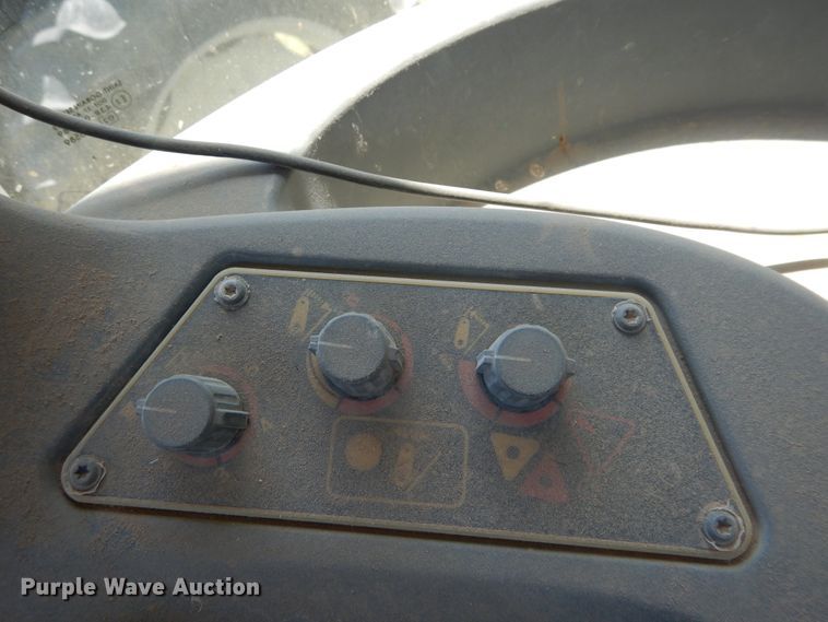 image for item HV9230 2004 Challenger MT465B  MFWD tractor