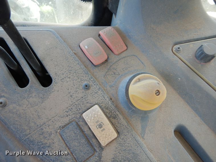 image for item HV9230 2004 Challenger MT465B  MFWD tractor