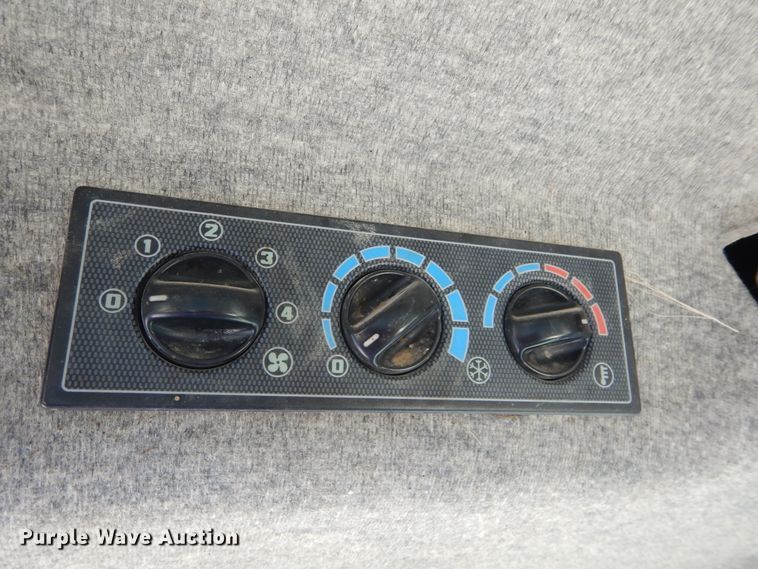 image for item HV9230 2004 Challenger MT465B  MFWD tractor