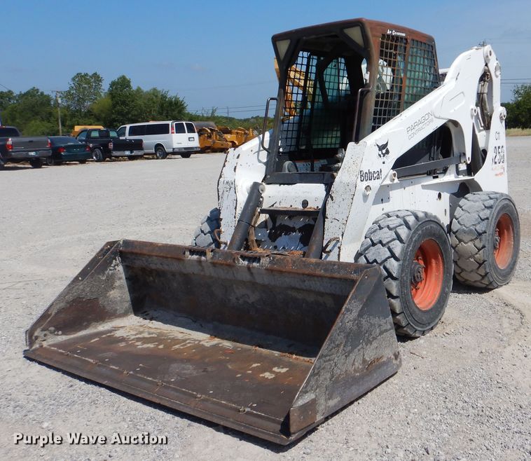 image for item DG8727 2005 Bobcat S250  skid steer loader