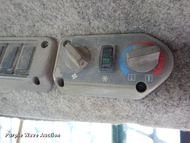 image for item DG8727 2005 Bobcat S250  skid steer loader