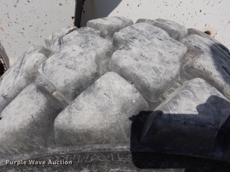 image for item DG8727 2005 Bobcat S250  skid steer loader