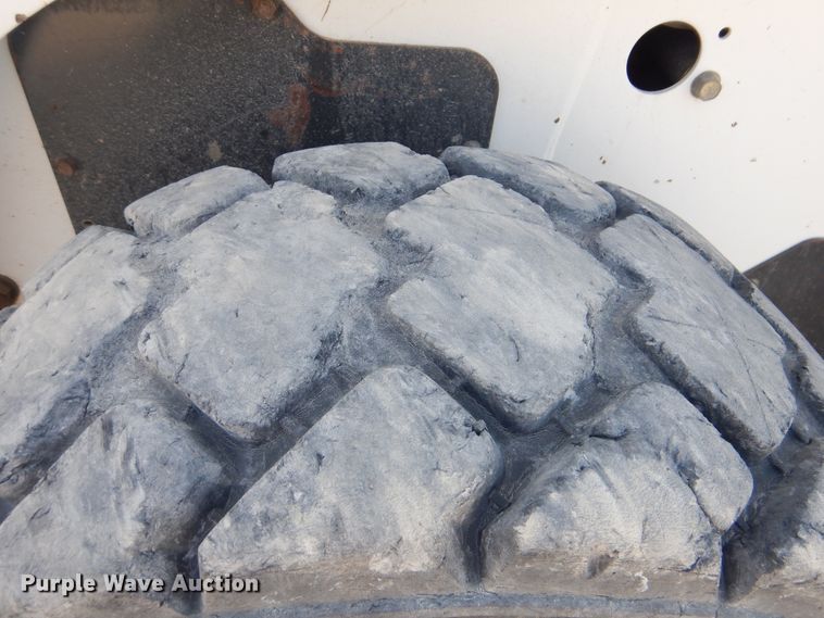 image for item DG8727 2005 Bobcat S250  skid steer loader