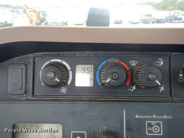 image for item DG8728 2009 John Deere 9530  Scraper Special 4WD tractor