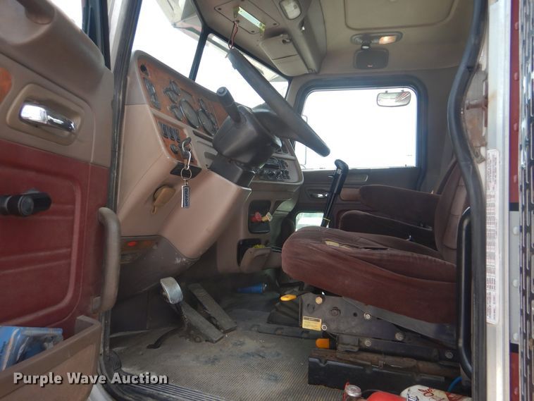 image for item DG8735 2008 Peterbilt 388  semi truck