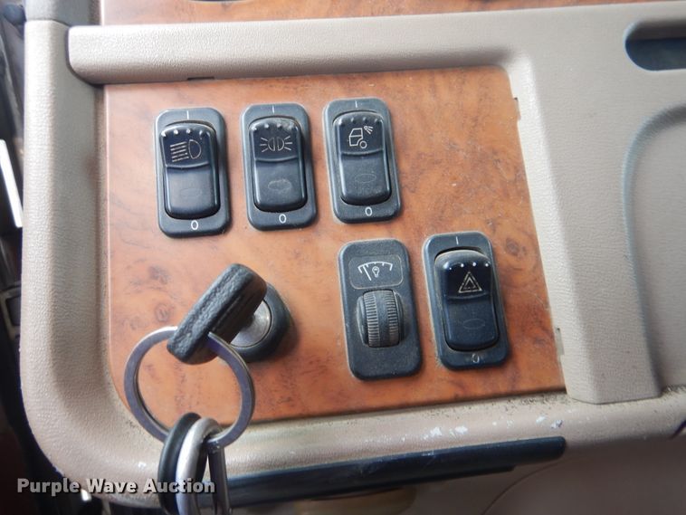 image for item DG8735 2008 Peterbilt 388  semi truck