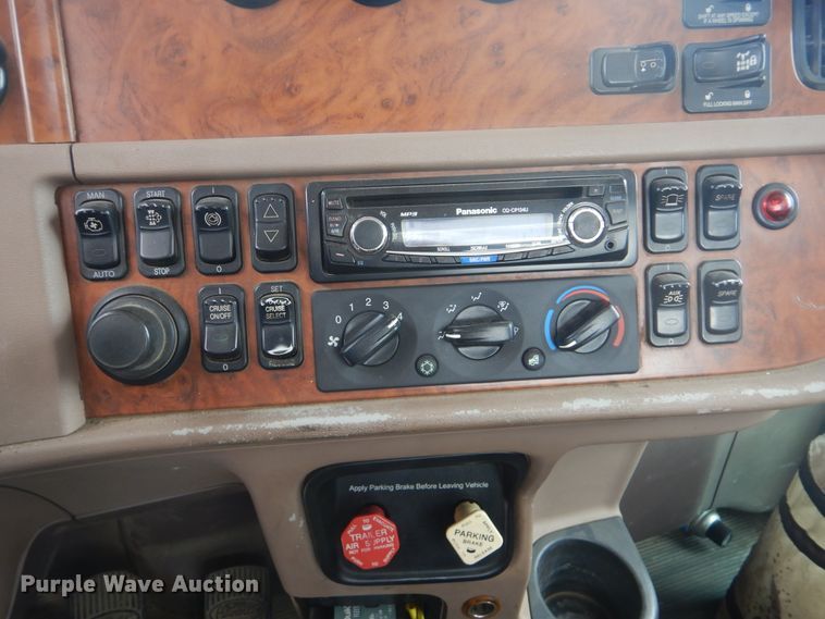 image for item DG8735 2008 Peterbilt 388  semi truck