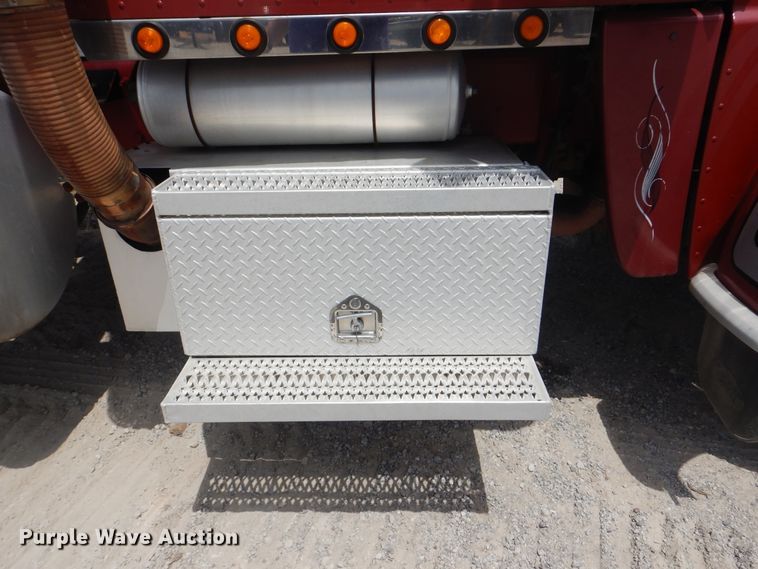 image for item DG8735 2008 Peterbilt 388  semi truck