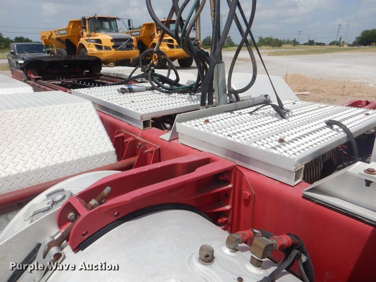 image for item DG8735 2008 Peterbilt 388  semi truck