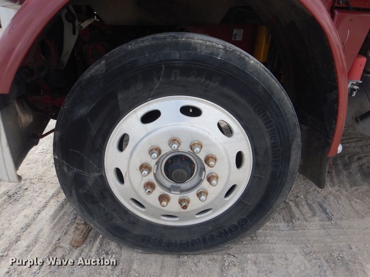 image for item DG8735 2008 Peterbilt 388  semi truck