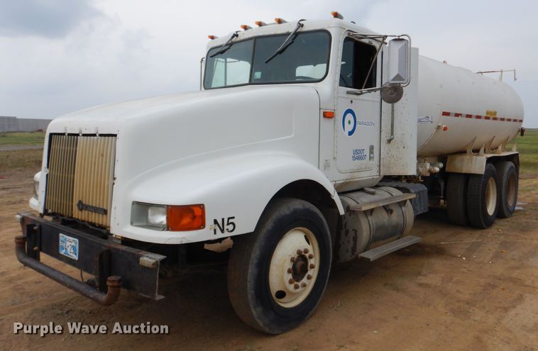 image for item DG8739 1993 International 9400  tank truck