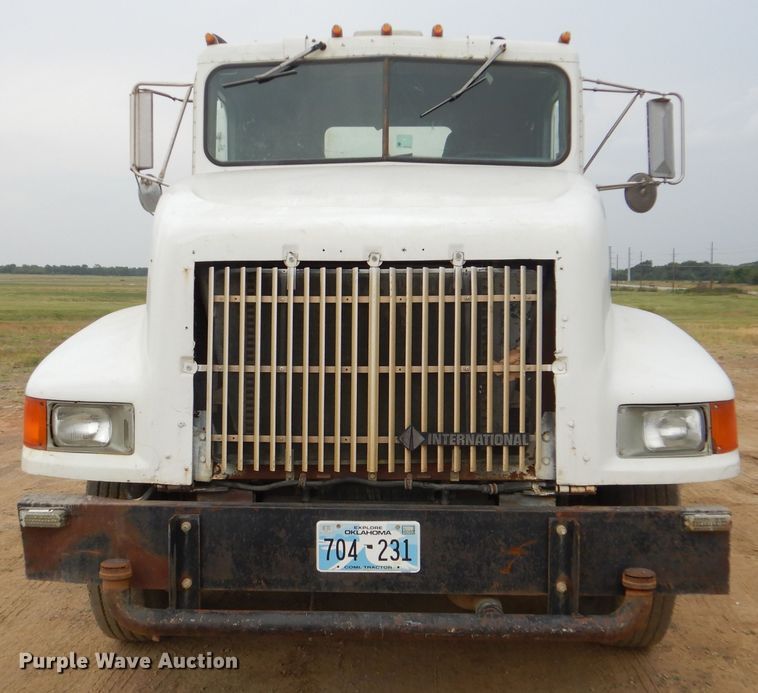 image for item DG8739 1993 International 9400  tank truck