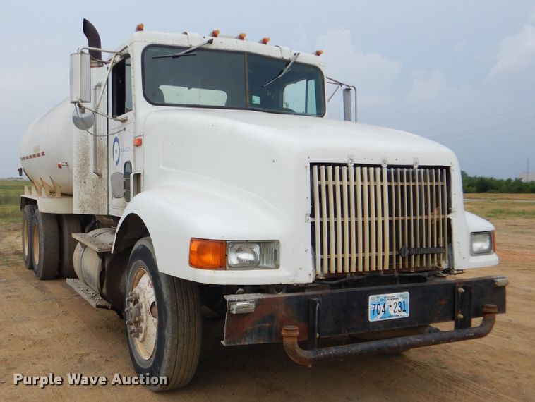 image for item DG8739 1993 International 9400  tank truck