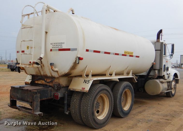 image for item DG8739 1993 International 9400  tank truck