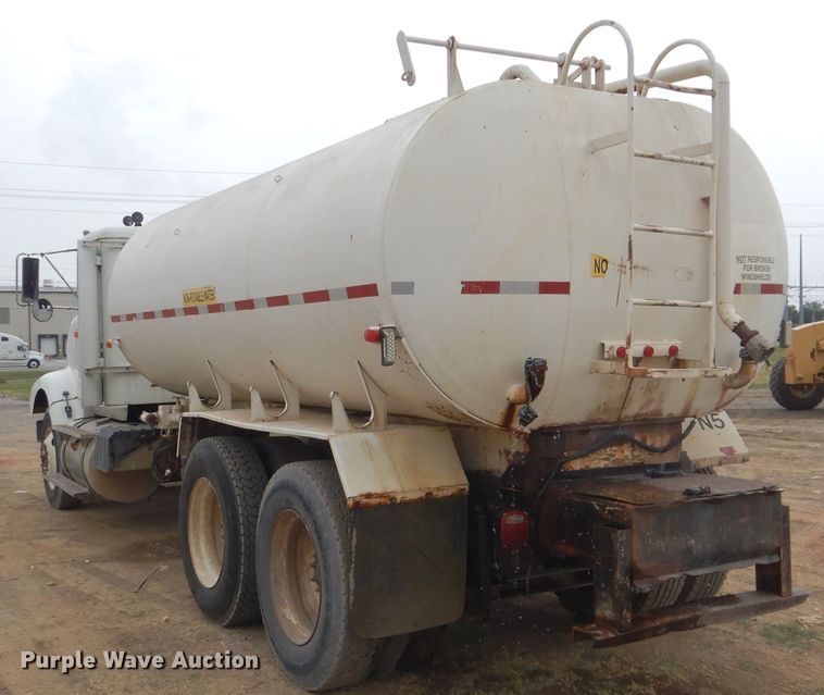 image for item DG8739 1993 International 9400  tank truck