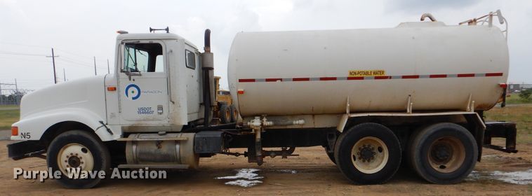 image for item DG8739 1993 International 9400  tank truck