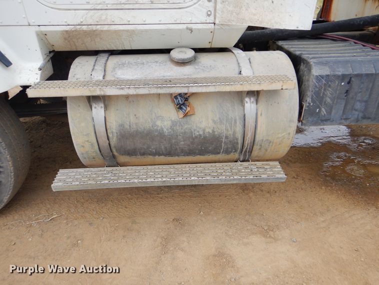 image for item DG8739 1993 International 9400  tank truck