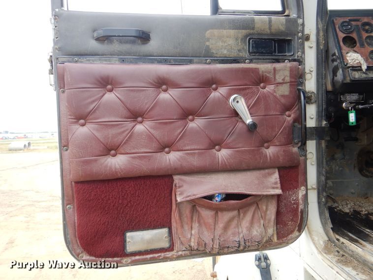 image for item DG8739 1993 International 9400  tank truck