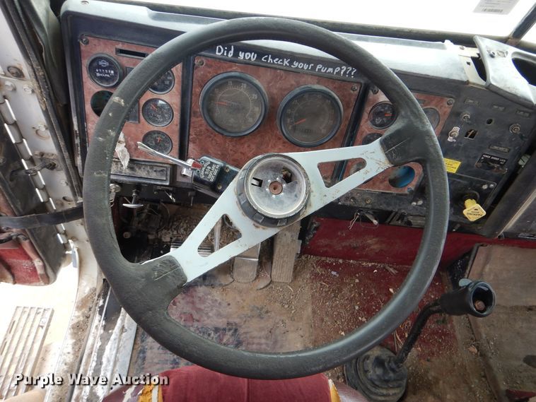 image for item DG8739 1993 International 9400  tank truck