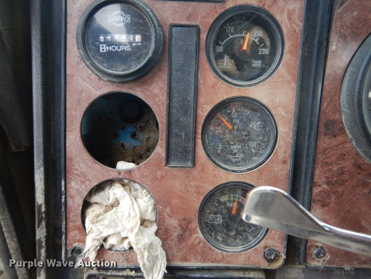 image for item DG8739 1993 International 9400  tank truck