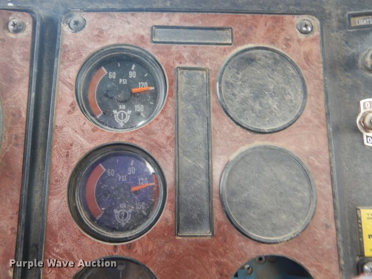 image for item DG8739 1993 International 9400  tank truck