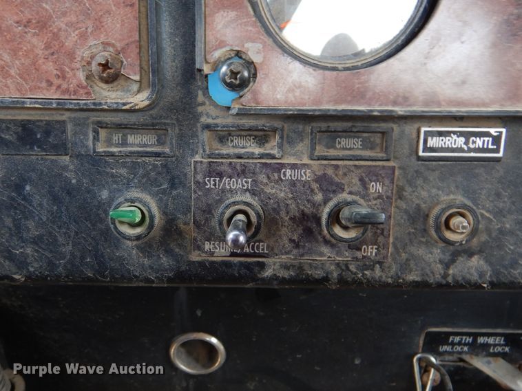 image for item DG8739 1993 International 9400  tank truck