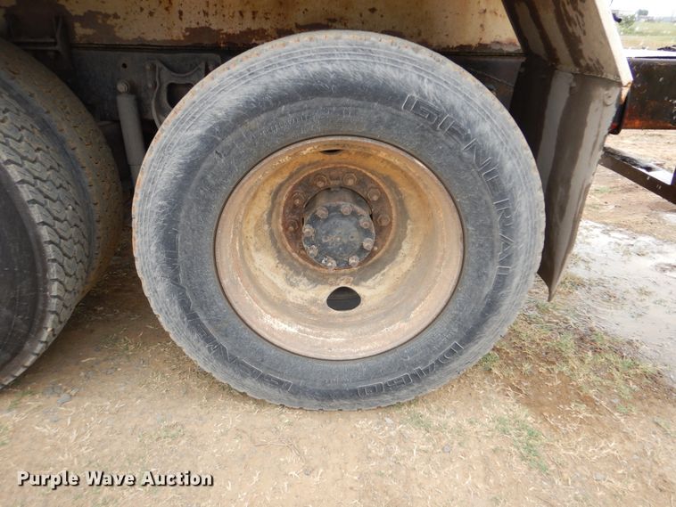 image for item DG8739 1993 International 9400  tank truck