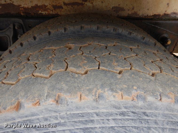 image for item DG8739 1993 International 9400  tank truck