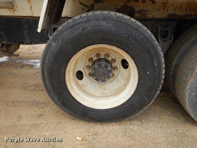 image for item DG8739 1993 International 9400  tank truck