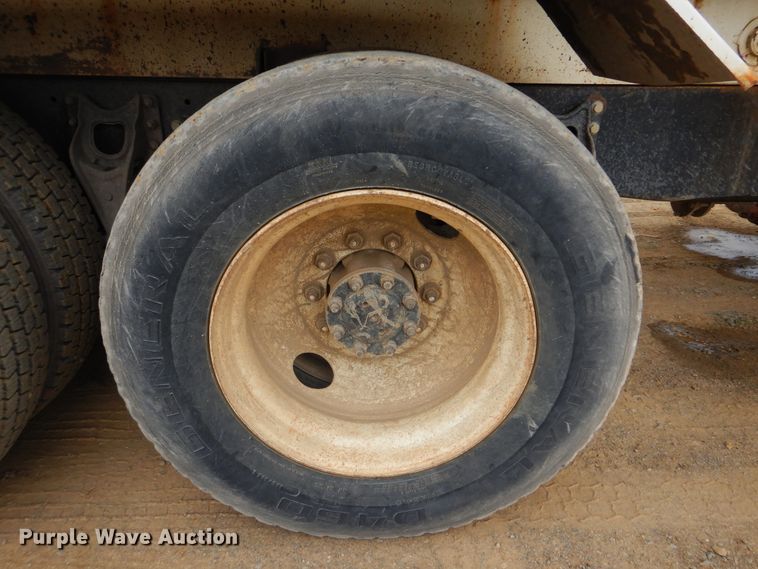 image for item DG8739 1993 International 9400  tank truck