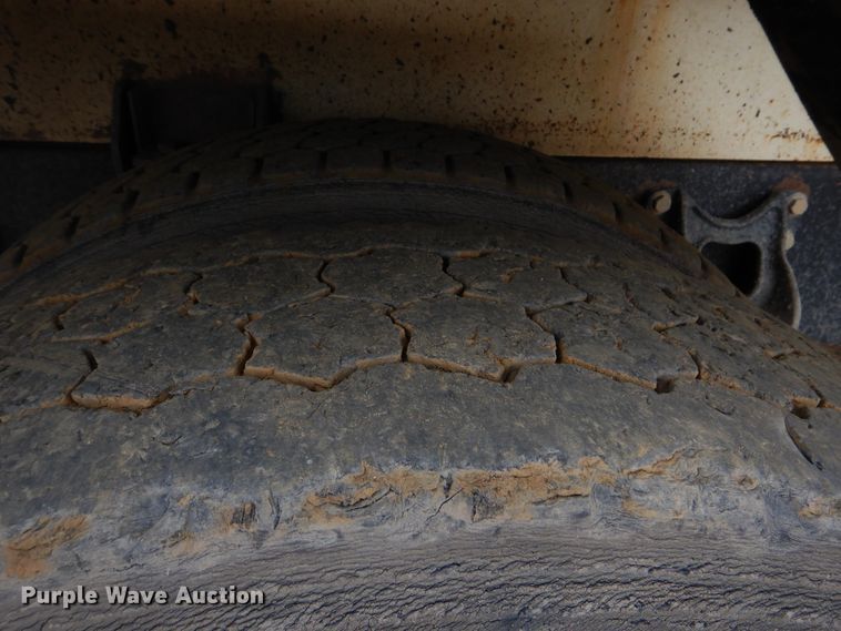 image for item DG8739 1993 International 9400  tank truck