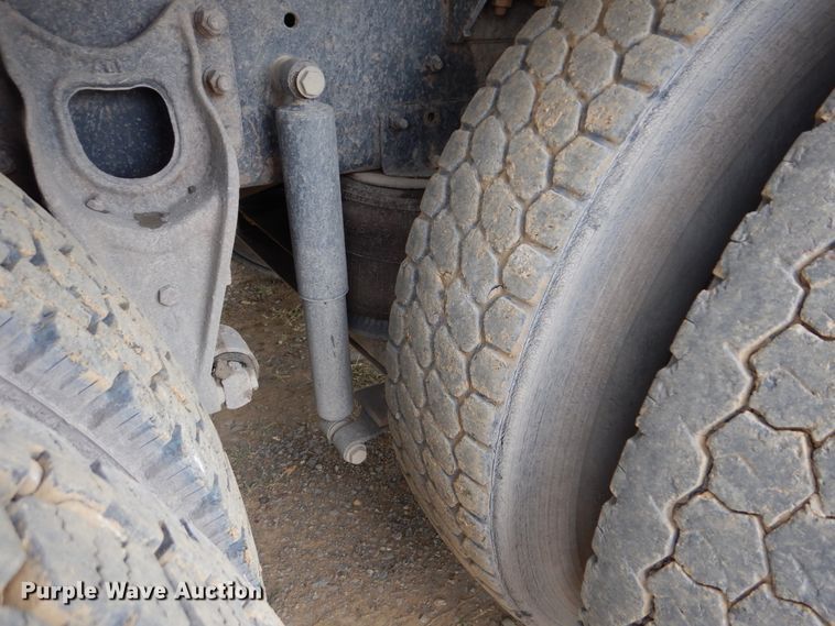 image for item DG8739 1993 International 9400  tank truck