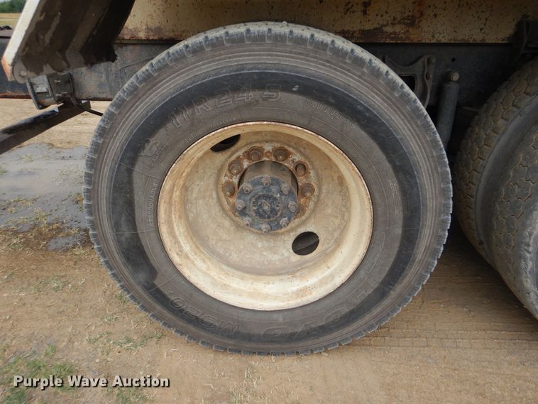 image for item DG8739 1993 International 9400  tank truck