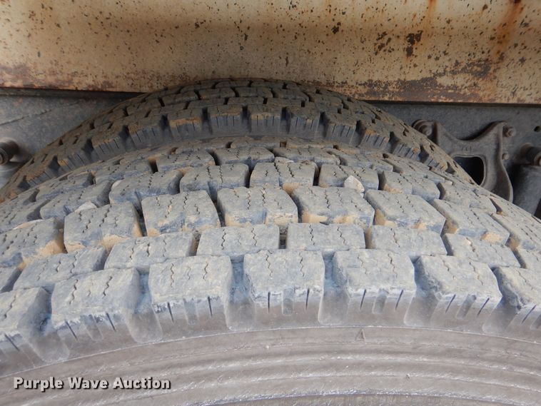 image for item DG8739 1993 International 9400  tank truck