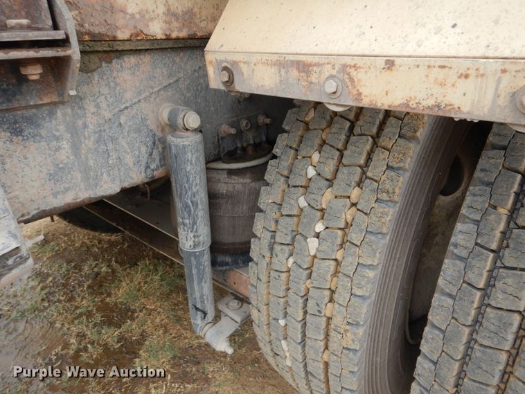 image for item DG8739 1993 International 9400  tank truck