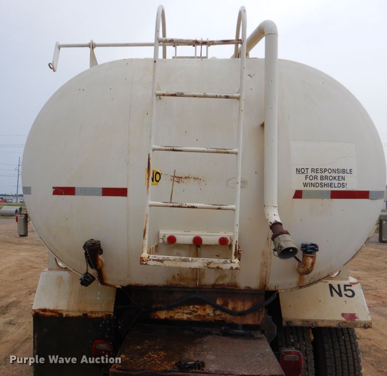 image for item DG8739 1993 International 9400  tank truck