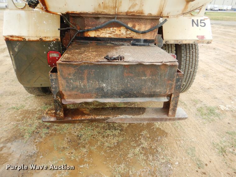 image for item DG8739 1993 International 9400  tank truck