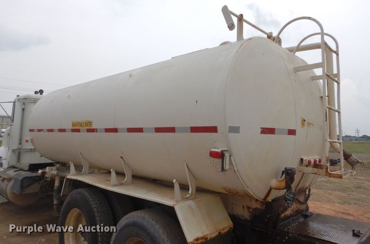 image for item DG8739 1993 International 9400  tank truck