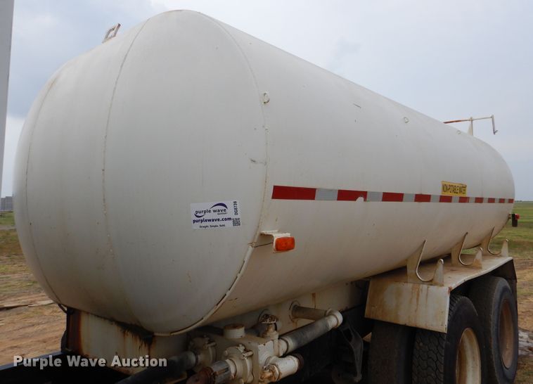 image for item DG8739 1993 International 9400  tank truck