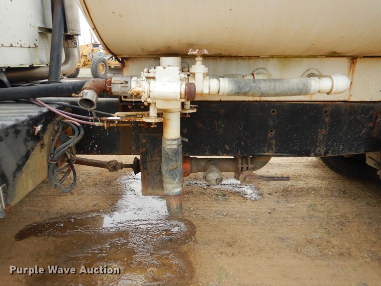 image for item DG8739 1993 International 9400  tank truck