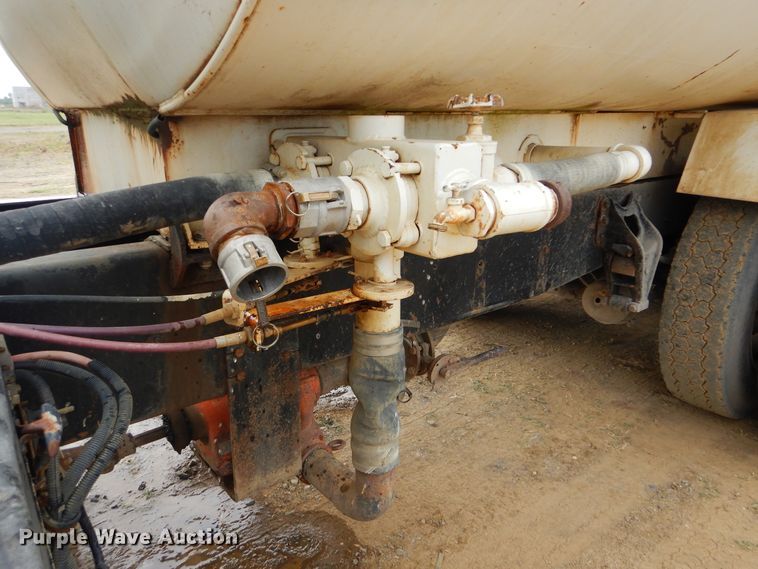 image for item DG8739 1993 International 9400  tank truck