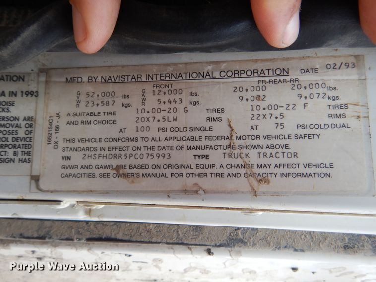 image for item DG8739 1993 International 9400  tank truck