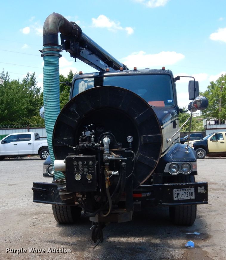 image for item DG6825 2003 Volvo VE D12  sewer jetter / vacuum truck